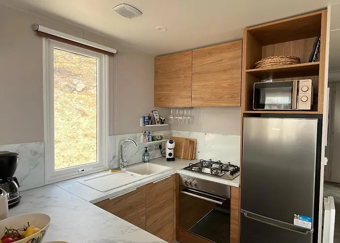 Camping Mobil Vue Exceptionnelle Et - Domaine De L'ile D'or *